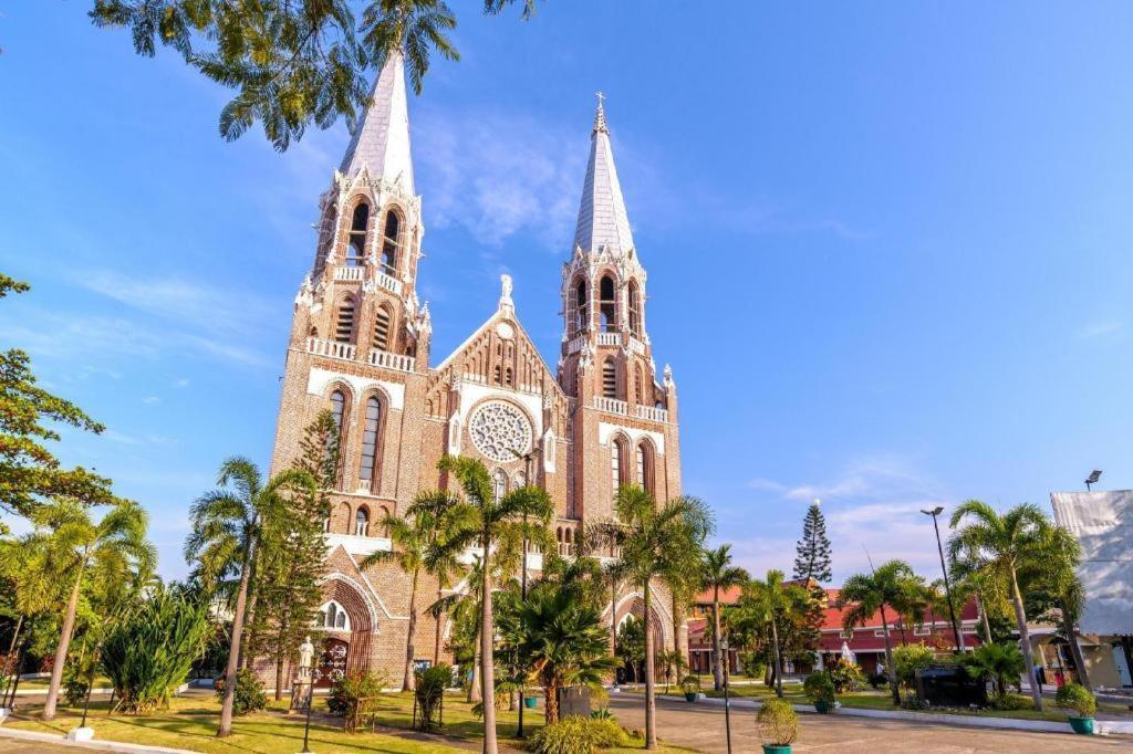 Sanctuary Hotel Yangon Exterior photo